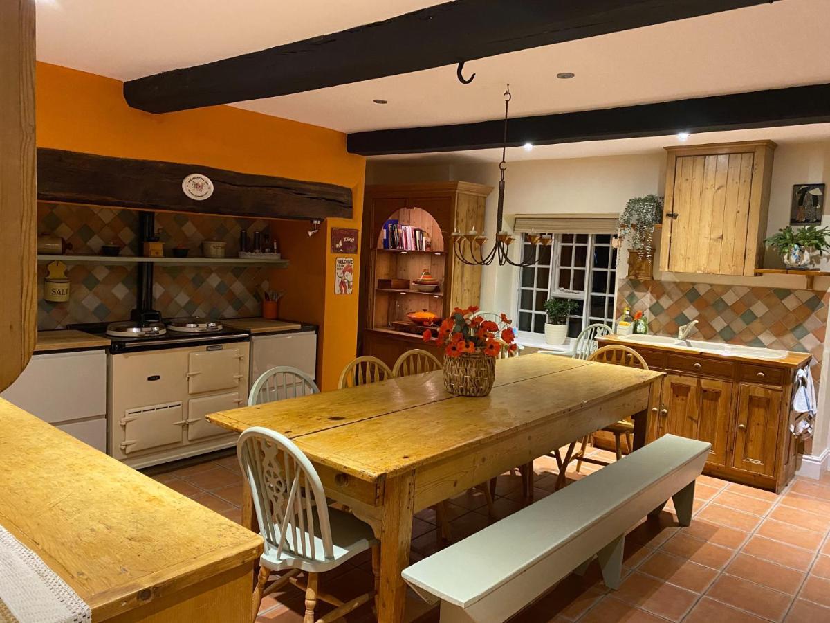 Mid-Wales Farmhouse, Swimming Pool, Tranquil Countryside Views, Sleeps 14 Meifod Dış mekan fotoğraf