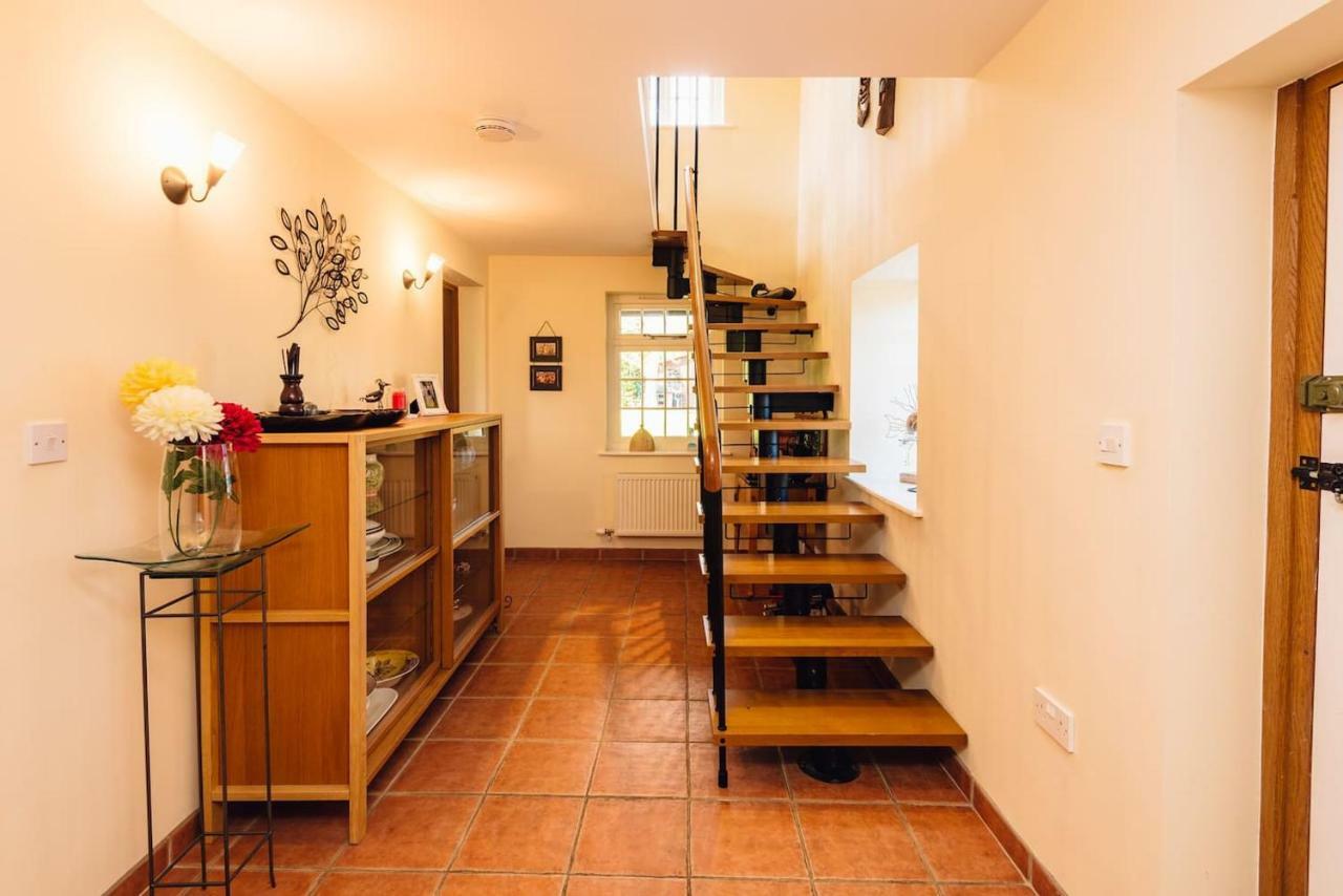 Mid-Wales Farmhouse, Swimming Pool, Tranquil Countryside Views, Sleeps 14 Meifod Dış mekan fotoğraf